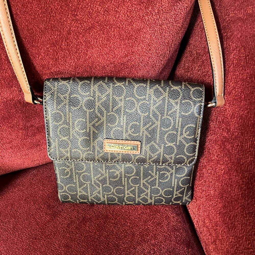 EUC. Classic Calvin Klein cross body bag.